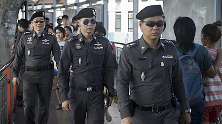 Binh sỹ Thái Lan đi tuần tại Đài kỷ niệm Chiến thắng ở Bangkok ngày 8/6. (Ảnh: AFP/TTXVN)