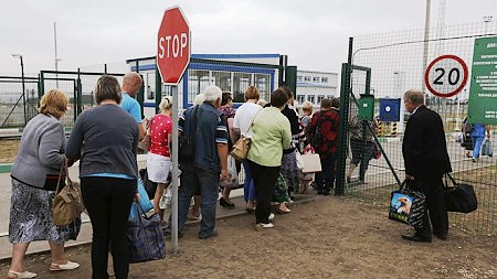 Người dân Ukraine vượt qua biên giới để xin tị nạn tại Nga. Ảnh: Reuters.