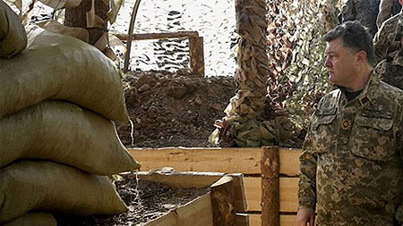 Tổng thống Poroshenko thị sát các công sự ở miền đông Ukraine. Ảnh: kienthuc.vn