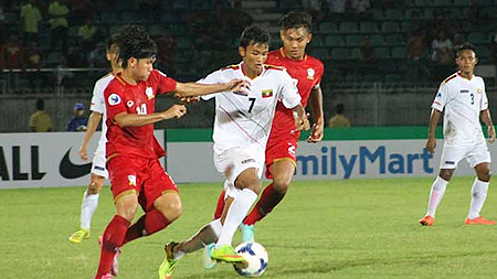 Cả Myanmar (áo trắng) lẫn Thái Lan đều giành vé vào tứ kết (Ảnh: soccermyanmar) 