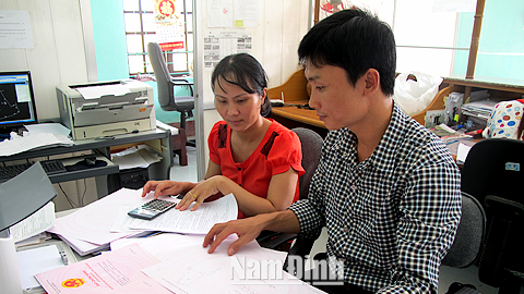 Cán bộ Văn phòng đăng ký quyền sử dụng đất huyện Mỹ Lộc làm thủ tục cấp Giấy chứng nhận quyền sử dụng đất cho nhân dân.