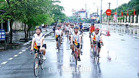 Hội viên CLB xe đạp thể thao Thị trấn Nam Giang diễu hành chào mừng kỷ niệm 69 năm Cách mạng Tháng Tám và Quốc khánh 2-9. 