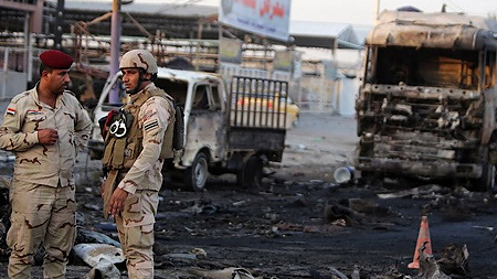 Binh sỹ Iraq điều tra tại hiện trường vụ đánh bom ở Baghdad ngày 14/10. (Nguồn: AFP/TTXVN)