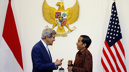 Tổng thống đắc cử Indonesia Joko Widodo và Ngoại trưởng Mỹ John Kerry (trái). Ảnh: AP.