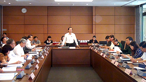 Đoàn đại biểu Quốc hội tỉnh Nam Định trong phiên thảo luận tại tổ sáng 21-10. Ảnh: Văn phòng Đoàn ĐBQH