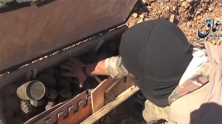 Hình ảnh chiến binh IS chiếm giữ thùng vũ khí của Mỹ viện trợ cho lực lượng người Kurd ở Kobane.