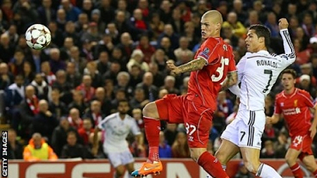  Trung vệ Skrtel (áo đỏ) không cản được Ronaldo ghi bàn. 