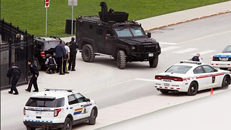 Cảnh sát Canada được triển khai gần tòa nhà Quốc hội Canada sau vụ xả súng tại Ottawa, ngày 22-10-2014. (Ảnh: Reuters)