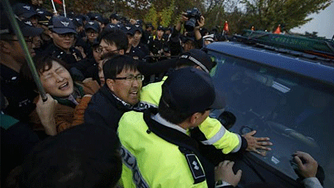 Đụng độ giữa những người thả truyền đơn với dân địa phương ở Paju. Nguồn: Reuters