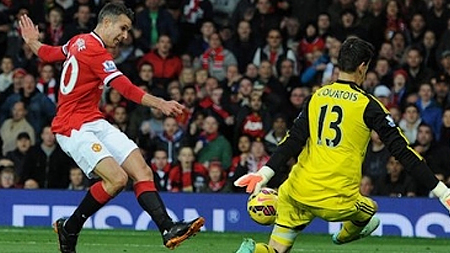  Van Persie (áo đỏ) ghi bàn gỡ 1-1 cho M.U. 