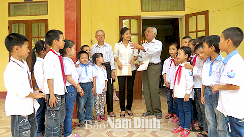 Ban khuyến học dòng họ Dương ở làng Cao Phương, xã Liên Bảo (Vụ Bản) thường xuyên gặp gỡ, trao đổi với nhà trường để nắm bắt tình hình học tập của con em mình.