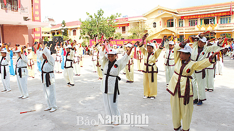 Biểu diễn Thái cực trường sinh đạo của người cao tuổi tại Đại hội TDTT lần thứ VII, ngày hội VH-TT truyền thống huyện Trực Ninh năm 2014.