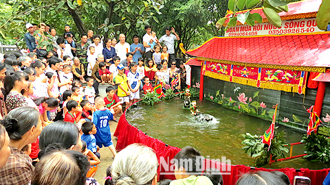 Đoàn múa rối nước Sông Quê, xã Hồng Quang (Nam Trực) biểu diễn múa rối phục vụ du khách tham dự Lễ hội truyền thống Đền Trần (TP Nam Định). Ảnh: Đức thiện