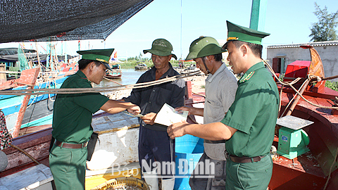 Cán bộ, chiến sĩ Đồn Biên phòng Ngọc Lâm tuyên truyền pháp luật về biển, đảo cho ngư dân xã Nghĩa Thắng (Nghĩa Hưng). Ảnh: Do cơ sở cung cấp