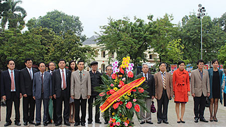 Đoàn đại biểu Hội Hữu nghị Việt Nam-LB Nga dâng hoa tại Tượng đài lãnh tụ V.I.Lê-nin ở Hà Nội. 