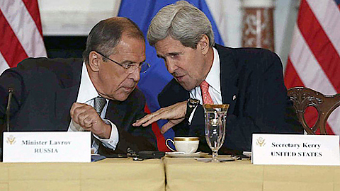 Ngoại trưởng Nga Xéc-gây La-vrốp và Ngoại trưởng Mỹ Giôn Ke-ri (bên phải). Ảnh: AP