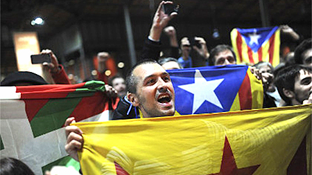 Người dân Catalonia ăn mừng sau khi biết kết quả trưng cầu ý kiến.