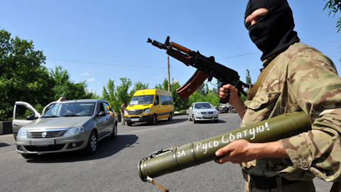 Một thành viên lực lượng vũ trang đối lập U-crai-na tại một chốt kiểm soát. Ảnh: Internet