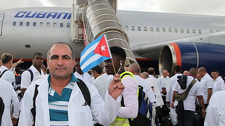 Các nhân viên y tế Cuba tới Sierra Leone hỗ trợ dập dịch Ebola. (Nguồn: www.un.org)