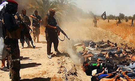 Phiến quân IS thảm sát những người bị bắt bằng súng AK bắn ở cự ly gần (ảnh: RT)