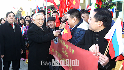 Cán bộ, nhân viên Đại sứ quán và đại diện cộng đồng người Việt Nam tại Liên bang Nga đón Tổng Bí thư Nguyễn Phú Trọng tại sân bay Vnu-cô-vô 2. Ảnh: Trí Dũng - TTXVN