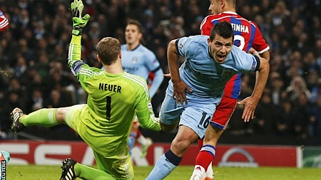  S. Aguero (áo xanh) lập hat-trick cho Man City. 