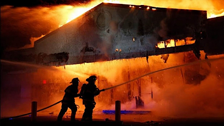 Lính cứu hỏa đang cố gắp dập lửa tại một nhà hàng bị phóng hỏa, ở Ferguson, bang Missouri, Mỹ. (Ảnh: EPA)