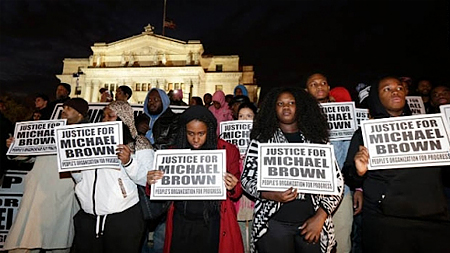  Người biểu tình tuần hành tại thành phố Newark, bang New Jersey phản đối phán quyết về vụ xả súng tại thành phố Ferguson, bang Missouri (Mỹ), ngày 25-11-2014. (Ảnh: AP) 