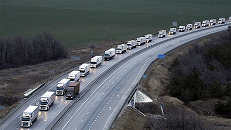 Đoàn xe cứu trợ của Nga trên đường đến miền Đông Ukraine. Nguồn ảnh: TASS