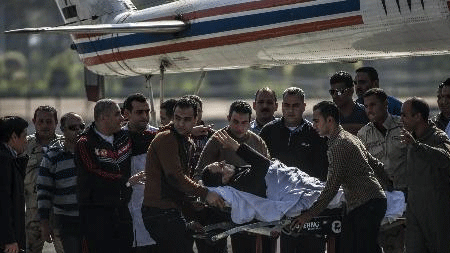  Cựu Tổng thống Hosni Mubarak (giữa) tới bệnh viện quân y Maadi ở Cairo sau phiên tòa ngày 29-11. Ảnh: TTXVN