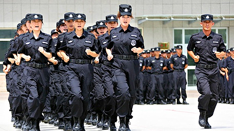 Biệt đội cảnh sát Tân Cương (ảnh: Reuters)