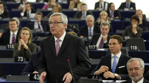 Chủ tịch Ủy ban châu Âu Giăng Clau-dơ Giăn-xcơ phát biểu tại Nghị viện châu Âu hôm 26-11.  Ảnh: AP