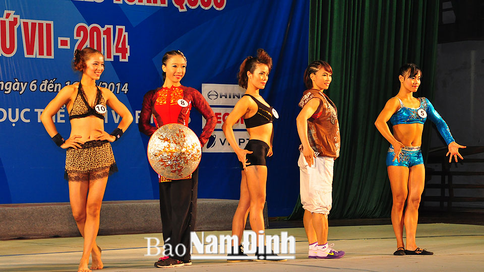 Các VĐV nữ tham gia thi đấu Fitness trong đêm chung kết tối 3-12-2014