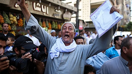 Những người ủng hộ Tổng thống bị phế truất Mohamed Morsi biểu tình phản đổi một phán quyết của tòa án Ai Cập về tổ chức Anh em Hồi giáo. (Nguồn: TTXVN)