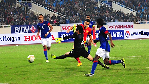  Pha ghi bàn của Hoàng Thịnh vào lưới ĐT Malaysia trong trận giao hữu trước thềm AFF Cup 2014. 