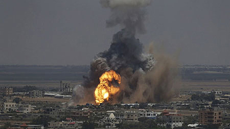 Một quả rocket của Israel nhằm vào khu vực người Palestine tại Gaza. Ảnh AP