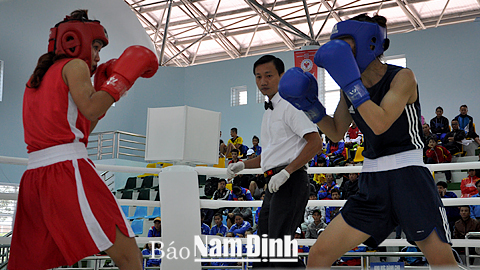 Thi đấu Boxing ở vòng loại trực tiếp giữa VĐV Hạp Thị Hường (Bắc Ninh) và Bùi Thị Lam (Quảng Ninh). Ảnh: Xuân Thu