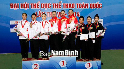 3 VĐV nữ của đoàn thể thao tỉnh ta gồm: Nguyễn Thị Huyền, Phạm Thị Hoàng Phương, Nguyễn Thị Thúy Nga đoạt HCB nội dung thi đấu Regu nữ. Ảnh: Viết Dư