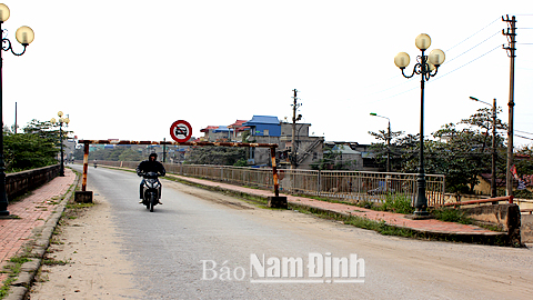 Ngành NN và PTNT đầu tư xây dựng ba-ri-e không cho xe quá tải lưu thông trên đê hữu sông Đào, đoạn thuộc phường Trần Tế Xương (TP Nam Định).