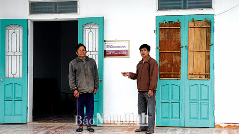 Ông Nguyễn Văn Thực (bên trái), tổ dân phố 1, Thị trấn Ngô Đồng (Giao Thủy) là bệnh binh 81%. Năm 2013, gia đình ông được hỗ trợ 55 triệu đồng xây căn nhà mới với tổng kinh phí 150 triệu đồng.