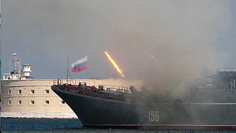 Tàu khu trục Nga ở cảng Sevastopol (ảnh: Ria Novosti)