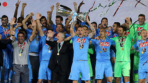 Các cầu thủ Napoli và chiếc Siêu cúp Italia năm 2014 (Ảnh: Reuters) 