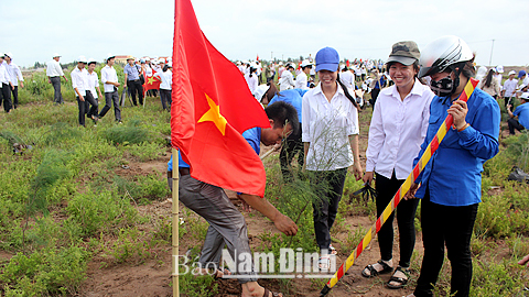 ĐVTN huyện Giao Thuỷ tham gia trồng rừng ngập mặn tại khu vực Vườn quốc gia Xuân Thủy, xã Giao Thiện (Giao Thủy).