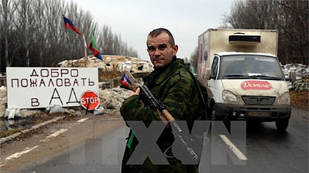 Lực lượng ly khai thuộc CH Nhân dân Donetsk tự xưng gác tại một chốt kiểm soát ở thành phố Horlivka gần Donetsk ngày 13-12. TTXVN