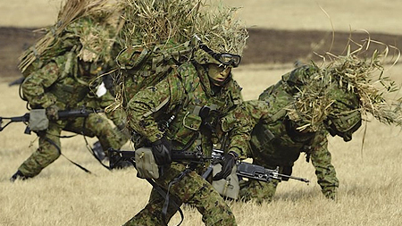 Lực lượng phòng vệ mặt đất Nhật Bản diễn tập chiến đấu. (Nguồn: AFP)