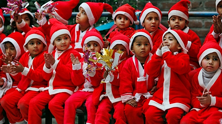 Các em nhỏ trong trang phục ông già Noel tại Ấn Độ (ảnh: nypost)