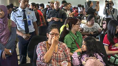 Các thân nhân hành khách trên máy bay QZ8501 lo lắng chờ đợi thông tin tại sân bay quốc tế Juanda ở Surabaya, Đông Java ngày 28-12.