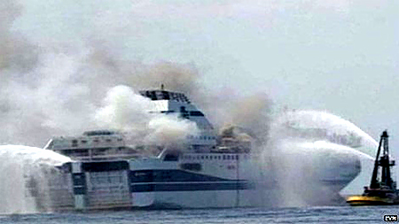 Chiếc phà bốc cháy ngùn ngụt - Ảnh: BBC