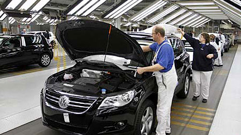 Sản xuất công nghiệp giảm là một yếu tố ảnh hưởng tới đà phục hồi của EU. Ảnh: Internet