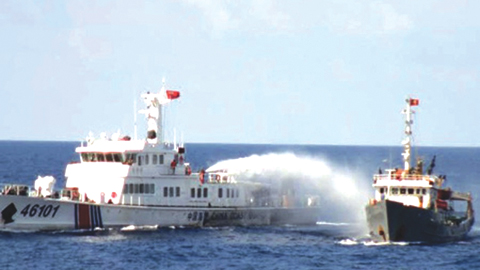 Tàu hải cảnh 46101 của Trung Quốc dùng vòi rồng tấn công tàu của Việt Nam.